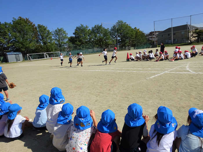 5年生のリレーを見学する5歳児の様子