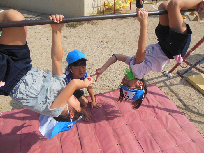 鉄棒遊びをする5歳児の様子