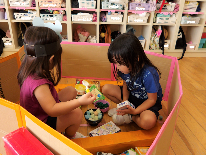 ままごと遊びをする3歳児