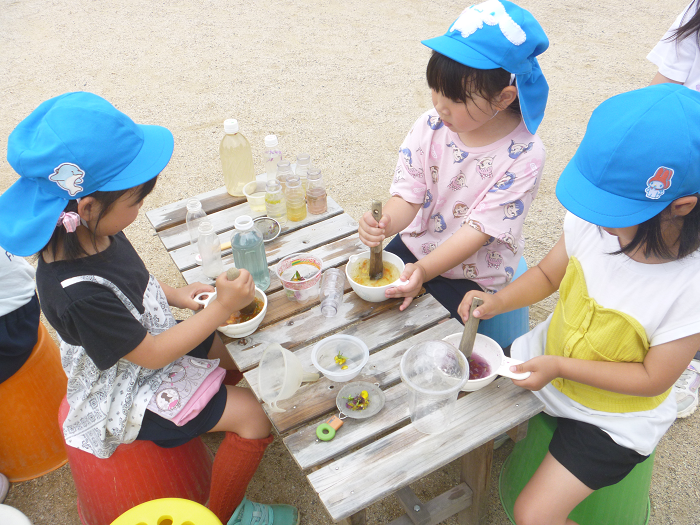 色水遊びをする5歳児の様子