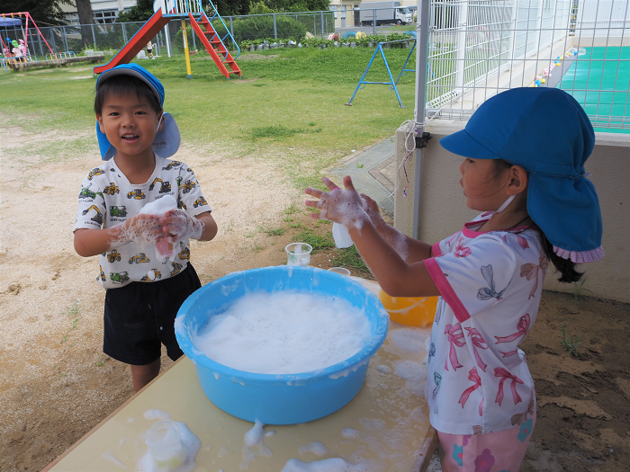 泡遊びをする5歳児