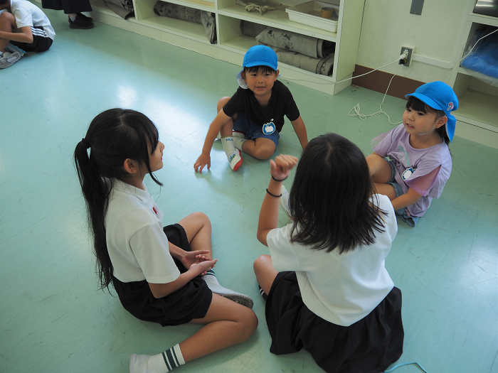 5年生との交流をする5歳児
