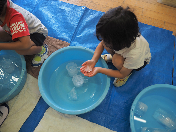 氷遊びをしている子どもの様子