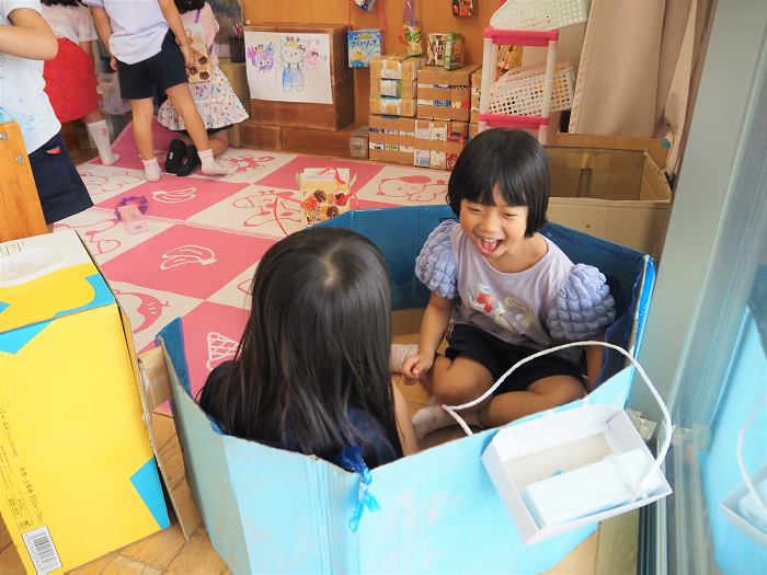 ままごと遊びをする4歳児