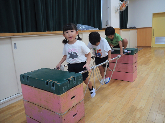 運動遊びをする4歳児