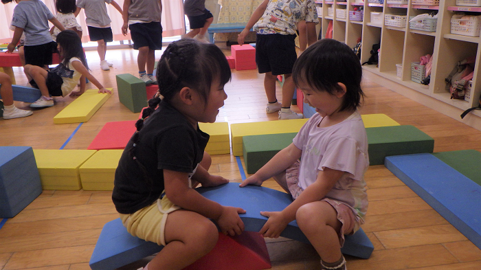 ソフト積み木で遊ぶ3歳児の様子