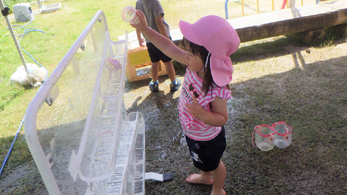 水流しをする3歳児の様子