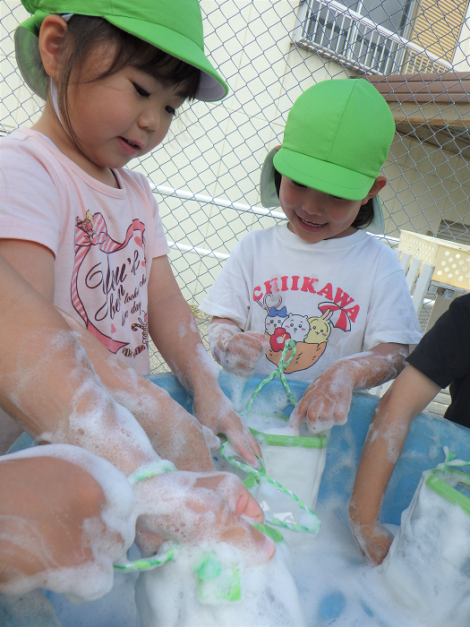 4歳児が泡遊びをする様子