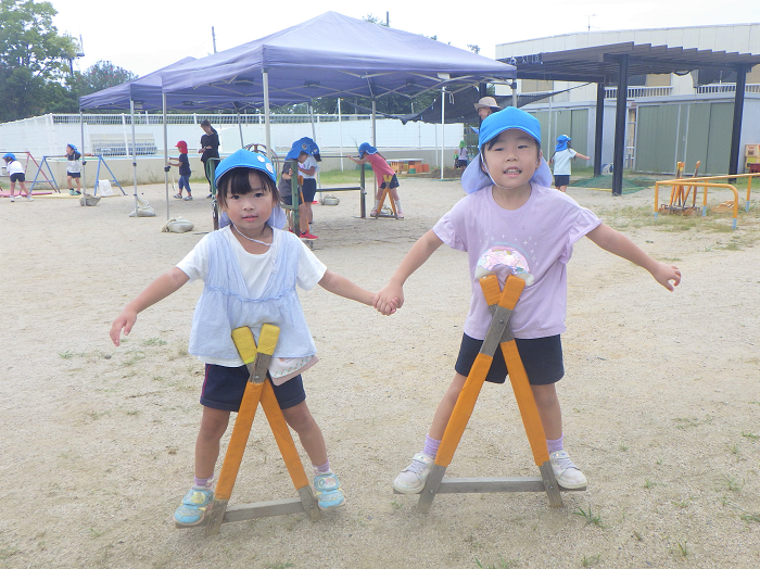 三角竹馬に挑戦する5歳児の様子