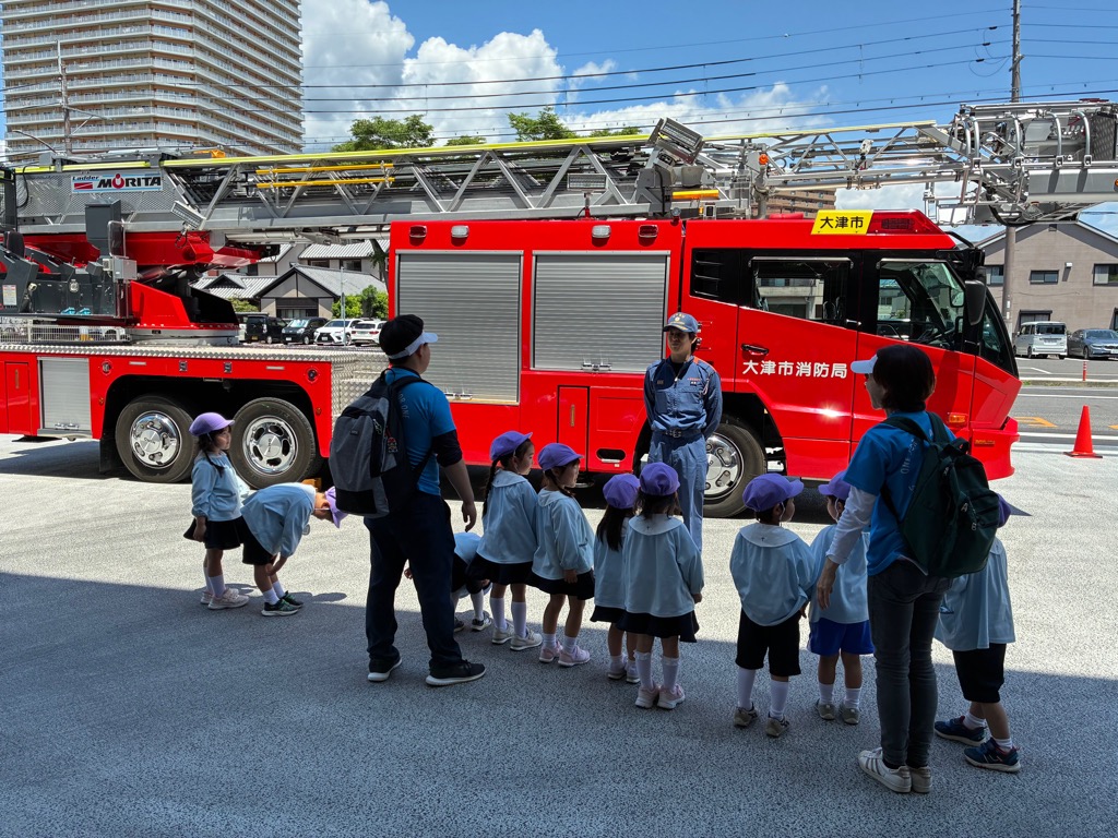 はしご車の説明を子供たちにしている様子