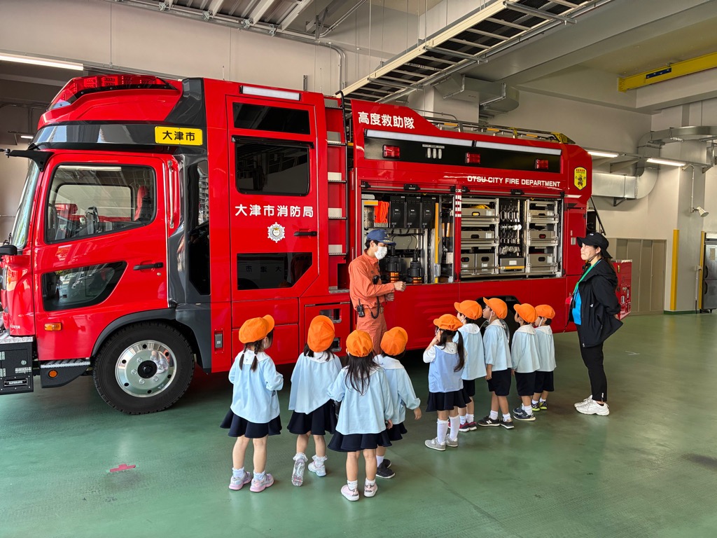 救助工作車の説明を子供たちにしている様子