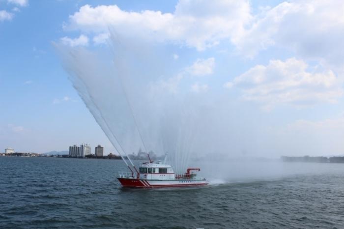 最大能力で放水中の消防艇の写真