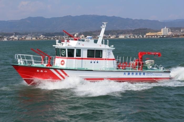 波しぶきを上げて琵琶湖を走る消防艇の写真