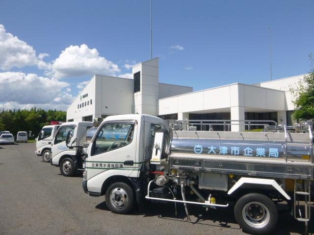 隣接市の給水車が到着