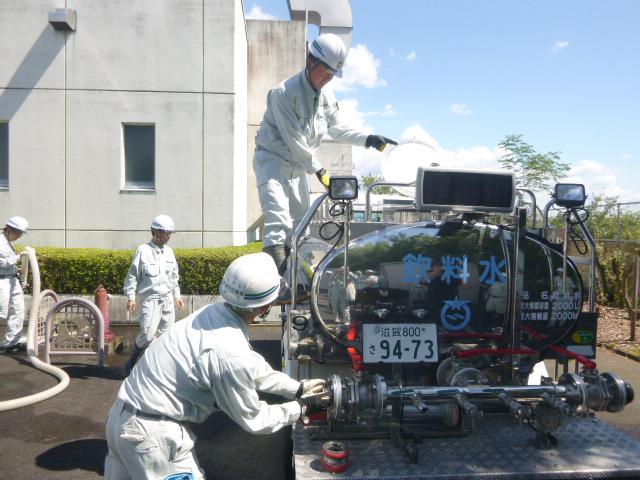 隣接市の給水車が到着2