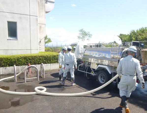 散水栓に給水ホースを接続して給水車へ給水