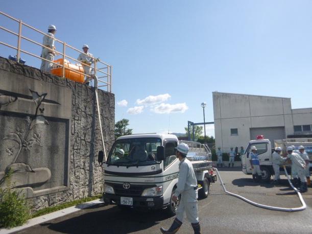 給水車同士をホースで連結し、通常より水圧を上げた水を流す加圧給水の訓練も実施