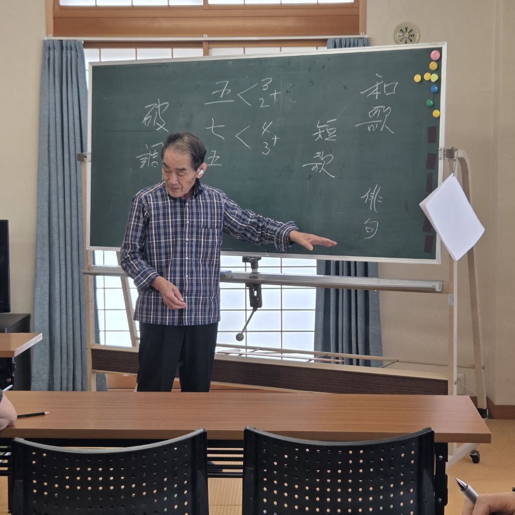 R8大平共まちサロン_短歌教室 講師の様子