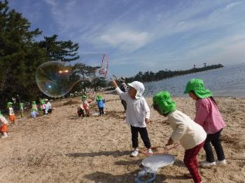 びわこの浜でシャボン玉遊び