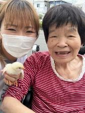 ヒヨコと利用者さんの写真