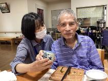 お昼ごはんを食べてる利用者さん