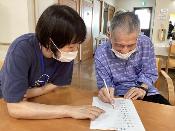 脳トレしている利用者さん