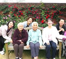 バラに囲まれた利用者さんと職員さん達