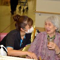 介護職員さんと利用者さんの写真