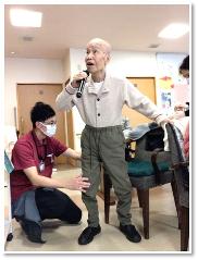 カラオケされてる利用者さんの写真