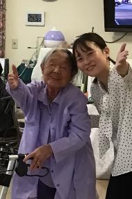 歩行訓練している利用者さんの写真