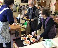 カフェ店員に扮した利用者さんの写真