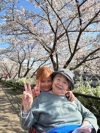ミャンマーの介護職員さんと利用者さんの写真