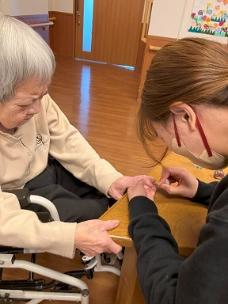 ネイルしてもらっている利用者さんの写真