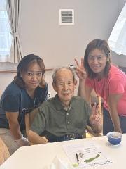 外国人スタッフさんと利用者さんの写真