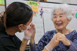 ネパール人スタッフと利用者さんの写真