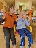 音楽のリズムに乗っている利用者さん