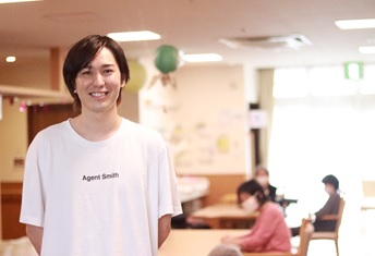 男性の介護職員さんの写真