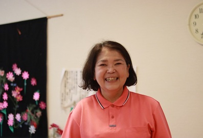 笑顔の女性介護職員さんの写真