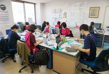 デスクワーク中の介護職員さん達の写真