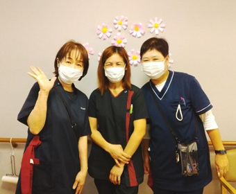 3人の女性介護職員さんの写真