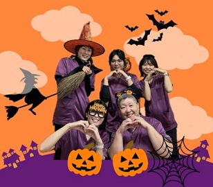 ハロウィンの仮装衣装の介護職員さん達の写真
