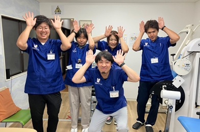 両手を上げてうさぎの耳を作っている介護職員さん達の写真