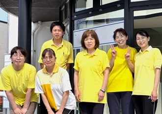 男性と女性の介護職員さんの写真