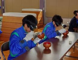 豆つかみ体験の様子