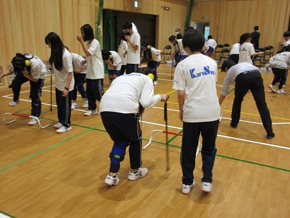 高齢者疑似体験グッズをつけて介助者として寄り添う生徒