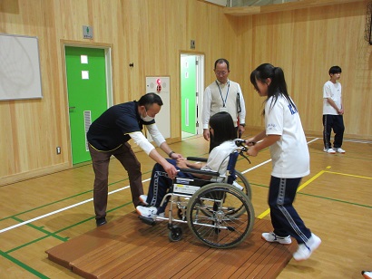 講師から車椅子の操作について説明を受ける生徒