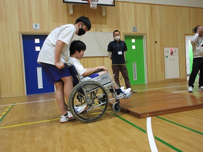 車椅子で段差を上る体験をする生徒