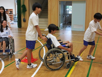 車椅子の操作を体験する生徒