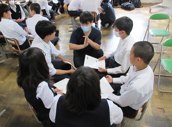 グループに分かれて話し合う生徒の様子