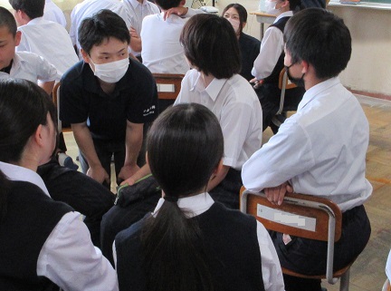 グループに分かれて話し合う生徒の様子